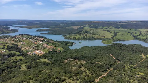 Vista aérea do Lago Corumbá IV com condomínios à margem