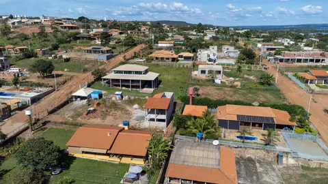 Onde fica o Lago Corumbá 4 e a que distância de Brasília